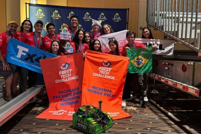 Equipe mineira marca presença em campeonato internacional de robótica nos Estados Unidos. No último domingo (22/6), conquistaram o primeiro lugar geral no torneio 'Michiana Premier Event', sediado em Indiana, nos Estados Unidos -  (crédito: Arquivo Pessoal)