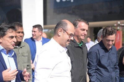 Bolsonaro sendo recepcionado pelo vice-governador Mateus Simões na Cidade Administrativa -  (crédito: Leandro Couri/EM/D.A Press)