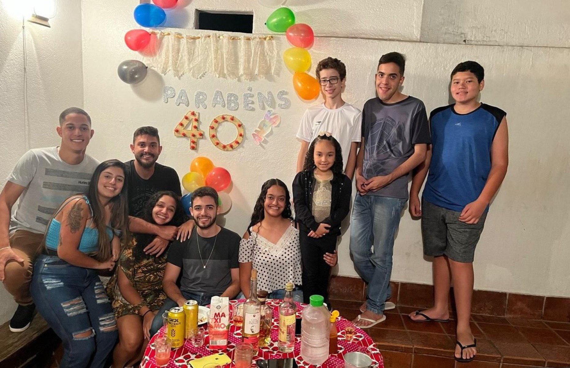 Buraco no muro entre duas casas na Região do Barreiro, em Belo Horizonte, que tem objetivo de manter socialização entre vizinhos e virou até motivo de festa