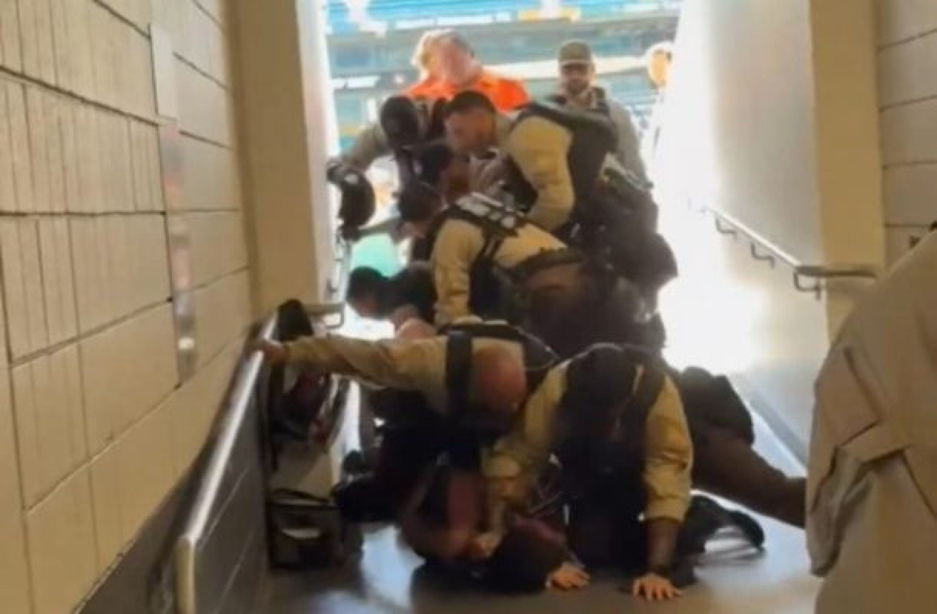 Abordagem em prisão de torcedores do Fluminense nos EUA causa polêmica; veja vídeo