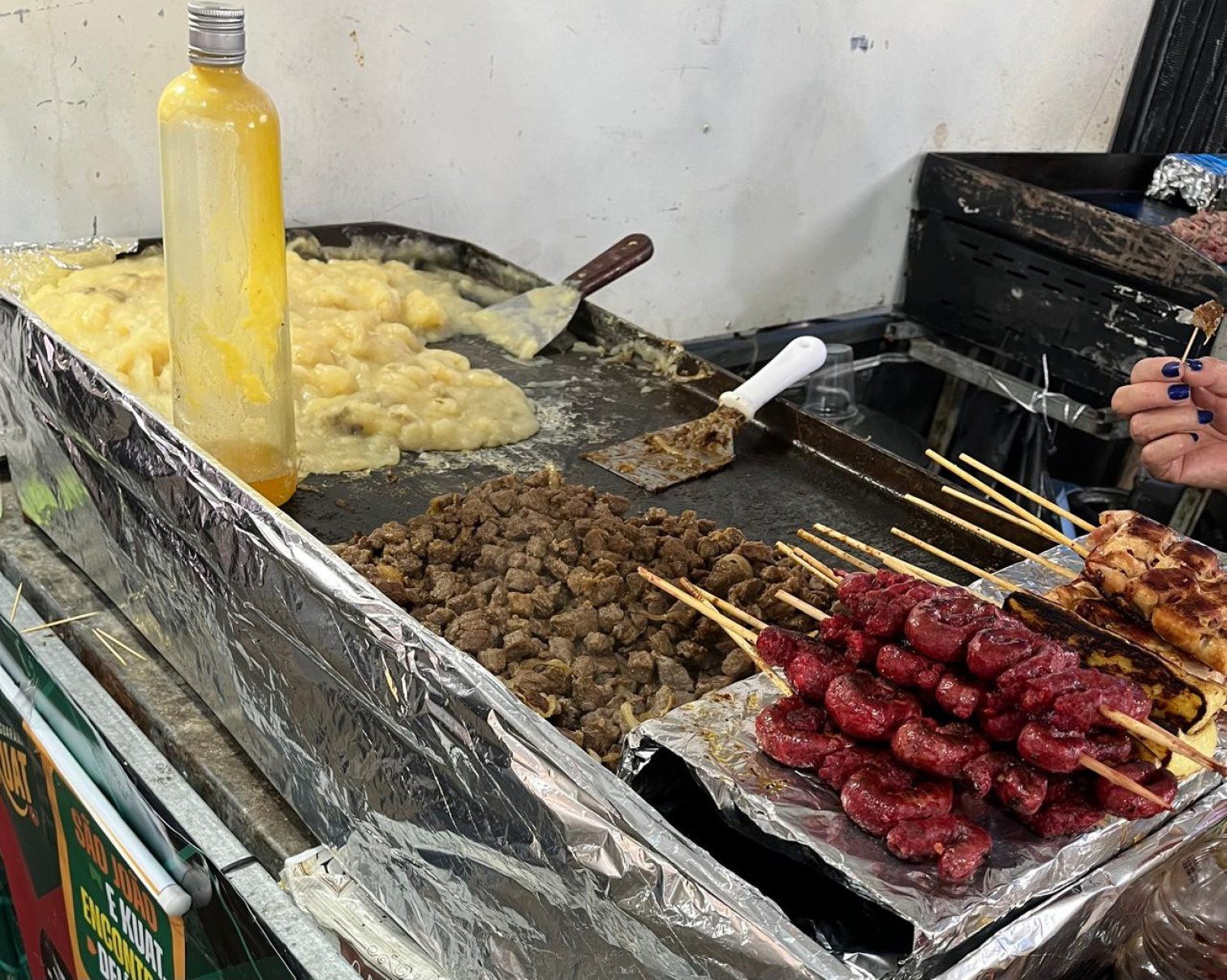 Na foto, carne de sol em uma das barracas da praça de alimentação
