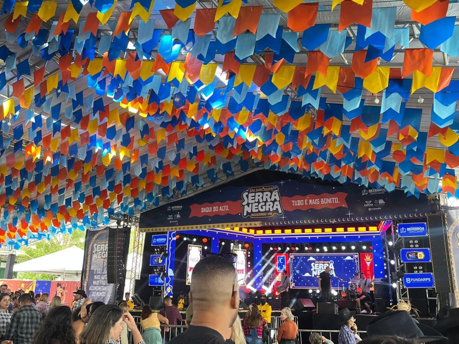 São João em Serra Negra reúne milhares de pessoas diariamente, com a estrela sendo o artista local