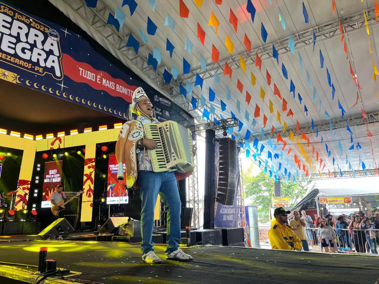 São João em Serra Negra reúne milhares de pessoas diariamente, com a estrela sendo o artista local. Na foto, artista Daniel Gouveia