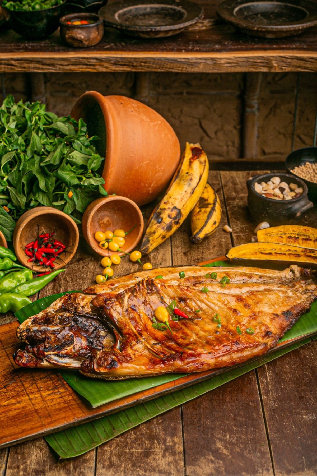 .Piracaia (costela de tambaqui, filhote, surubim ou ventrecha de pirarucu assado na brasa com banana da terra, farofa de piracuí, arroz de chicória da Amazônia, vinagrete de feijão Santarém e farinha)