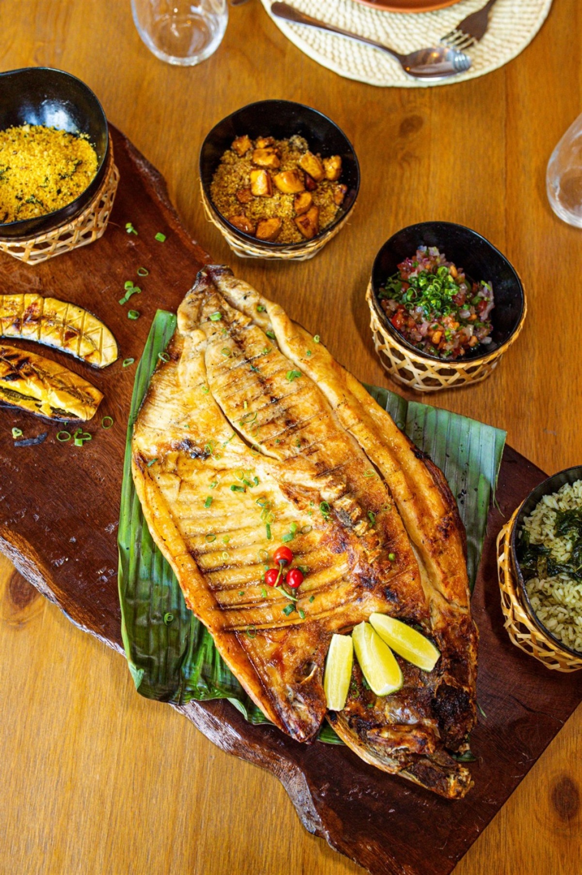 Tambaqui assado na brasa com banana-da-terra, farofa de piracuí, arroz de chicória da Amazônia e vinagrete de feijão Santarém