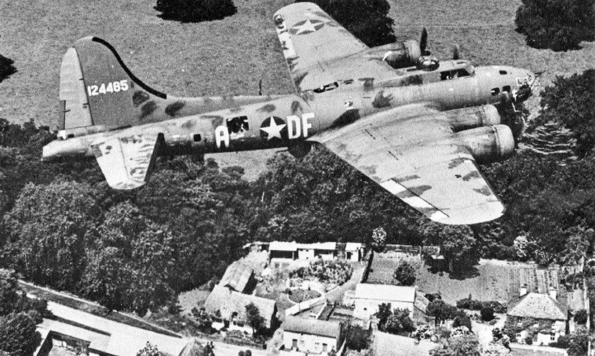 modelo do bombardeiro que o autor Howard Zinn pilotava na 2ª Guerra Mundial