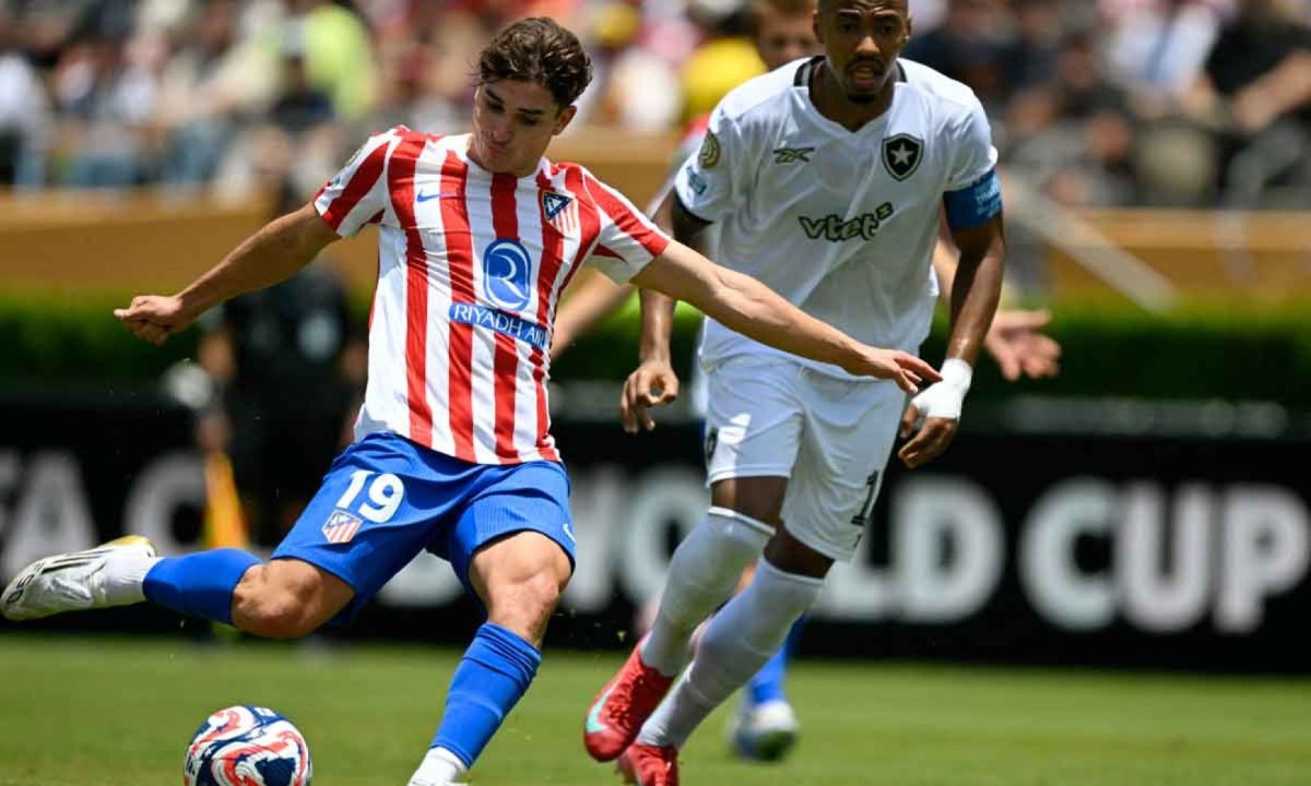O Botafogo, do volante Marlon Freitas (D), mostrou bom futebol na fase de classificação do Mundial de Clube, apesar da derrota por 1 a 0 para o Atlético de Madrid - (crédito: YURI CORTEZ / AFP) O Botafogo, do volante Marlon Freitas (D), mostrou bom futebol na fase de classificação do Mundial de Clube, apesar da derrota por 1 a 0 para o Atlético de Madrid - (crédito: YURI CORTEZ / AFP)