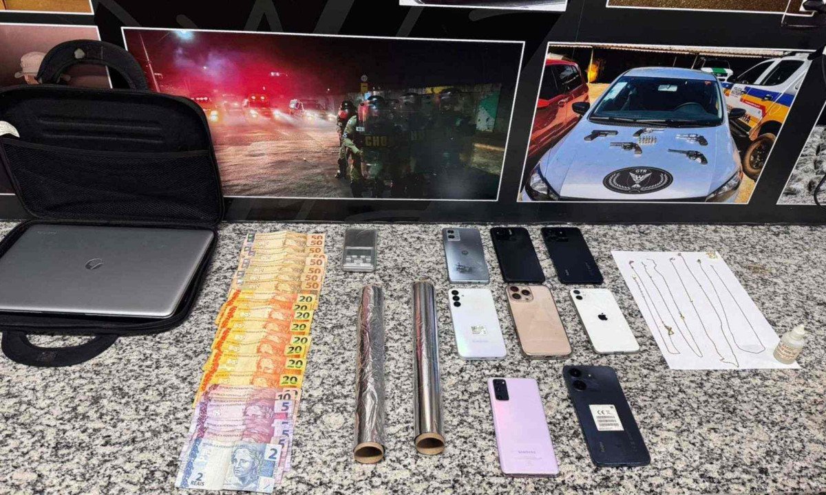 Foram apreendidos celulares, notebook, correntes, brincos, dinheiro em espécie, rolos de alumínio e uma balança de precisão -  (crédito: Divulgação/PMMG)