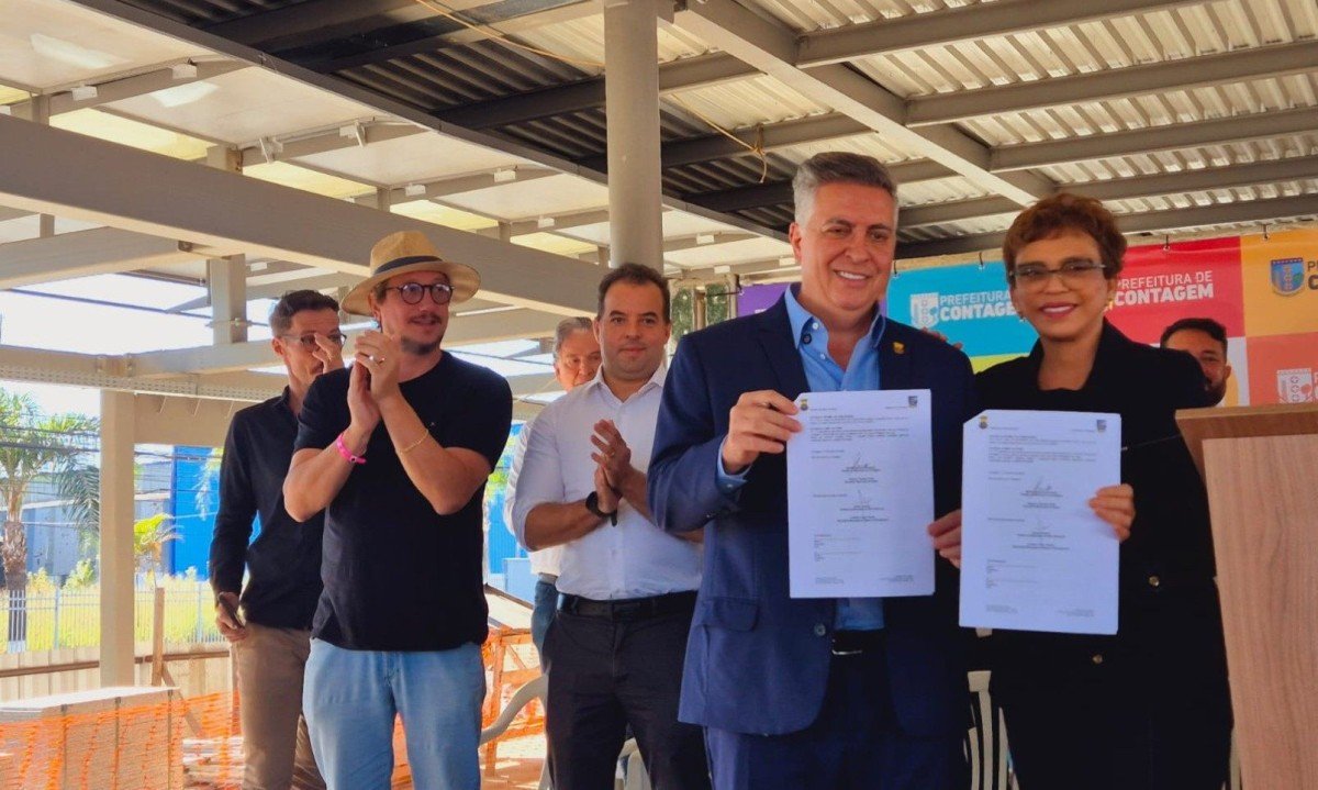 Prefeita Marília Campos, de Contagem, e o prefeito Álvaro Damião, de BH, assinaram termo para a construção de uma nova alça viária de acesso entre as avenidas Babita Camargos e a avenida Juscelino Kubitschek -  (crédito: Jair Amaral/EM/DA Press)