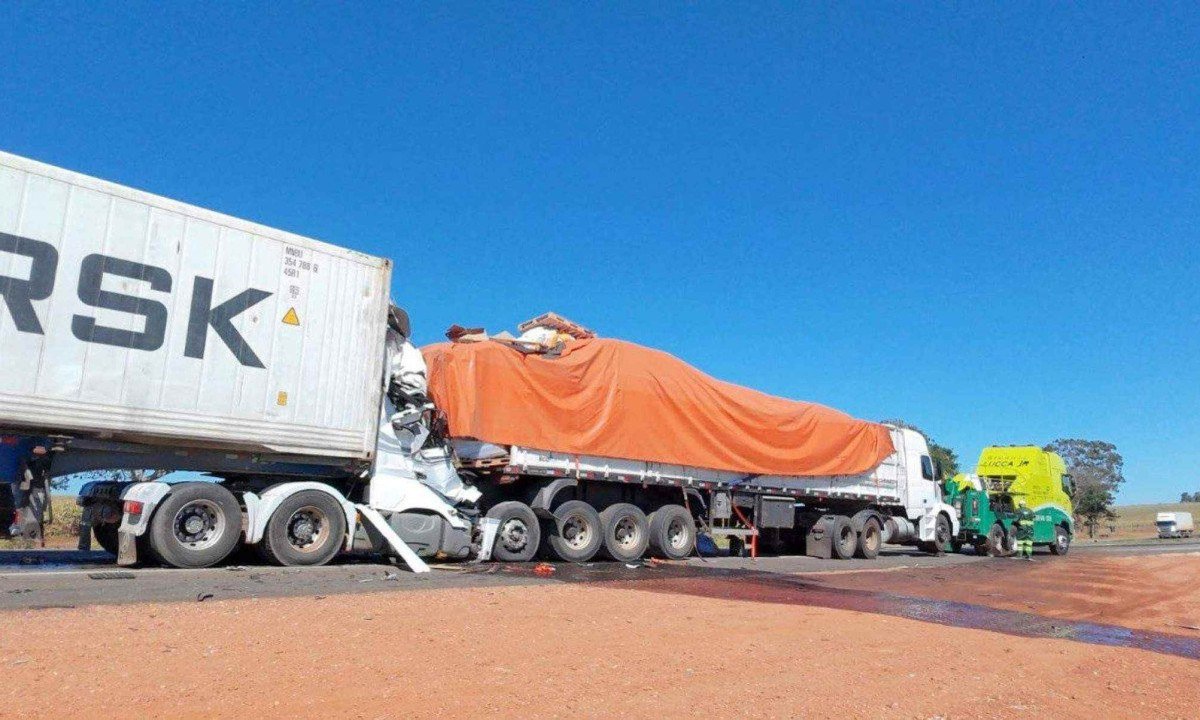 Acidente entre duas carretas no quilômetro 33 da BR-050, próximo a Araguari (MG), no Triângulo Mineiro -  (crédito: CBMMG/ Reprodução )