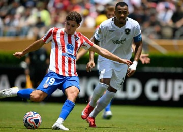 O Botafogo, do volante Marlon Freitas (D), mostrou bom futebol na fase de classificação do Mundial de Clube, apesar da derrota por 1 a 0 para o Atlético de Madrid -  (crédito: YURI CORTEZ / AFP)