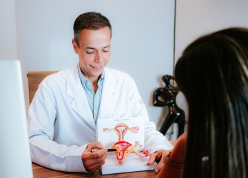 Dr. Wilson destaca os benefícios da abordagem robótica: incisões menores, menos sangramento e preservação da fertilidade, especialmente em mulheres que desejam engravidar.
 -  (crédito: Reprodução Instagram)