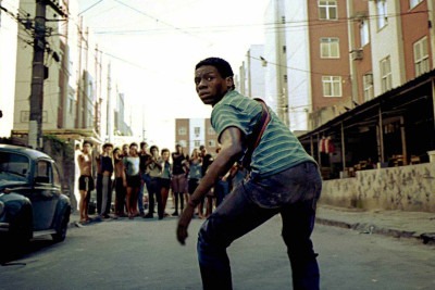 "Cidade de Deus", de Fernando Meirelles e Kátia Lund, retrata uma das favelas mais perigosas do Rio de Janeiro pela visão do fotógrafo Buscapé (Alexandre Rodrigues). -  (crédito: Reprodução/Netflix)