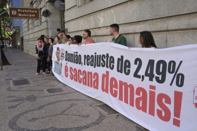 Professores da rede municipal de BH protestam em frente a prefeitura na manhã desta sexta-feira (27/6) -  (crédito: Leandro Couri/EM/DA Press)