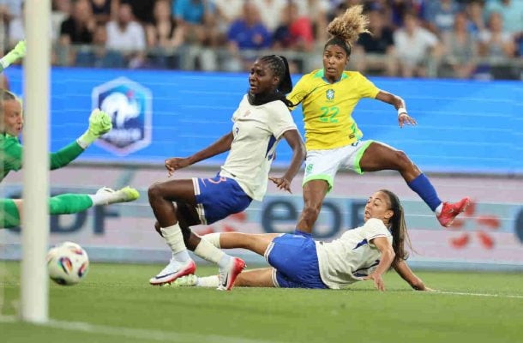 Com Marta titular, Brasil sofre virada em amistoso com a França