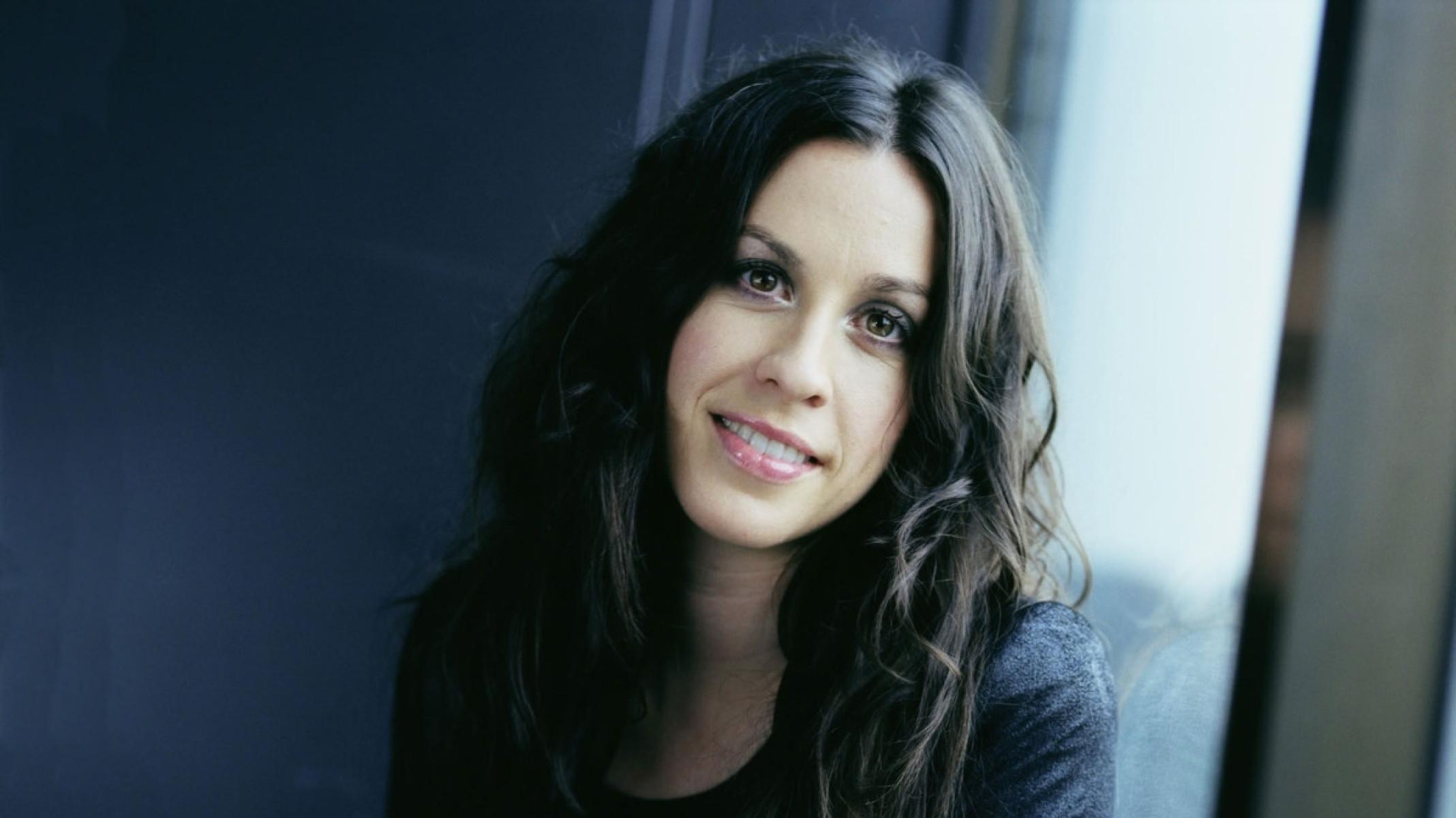 Alanis Morissette expõe os bastidores sombrios da fama Alanis Morissette expõe os bastidores sombrios da fama