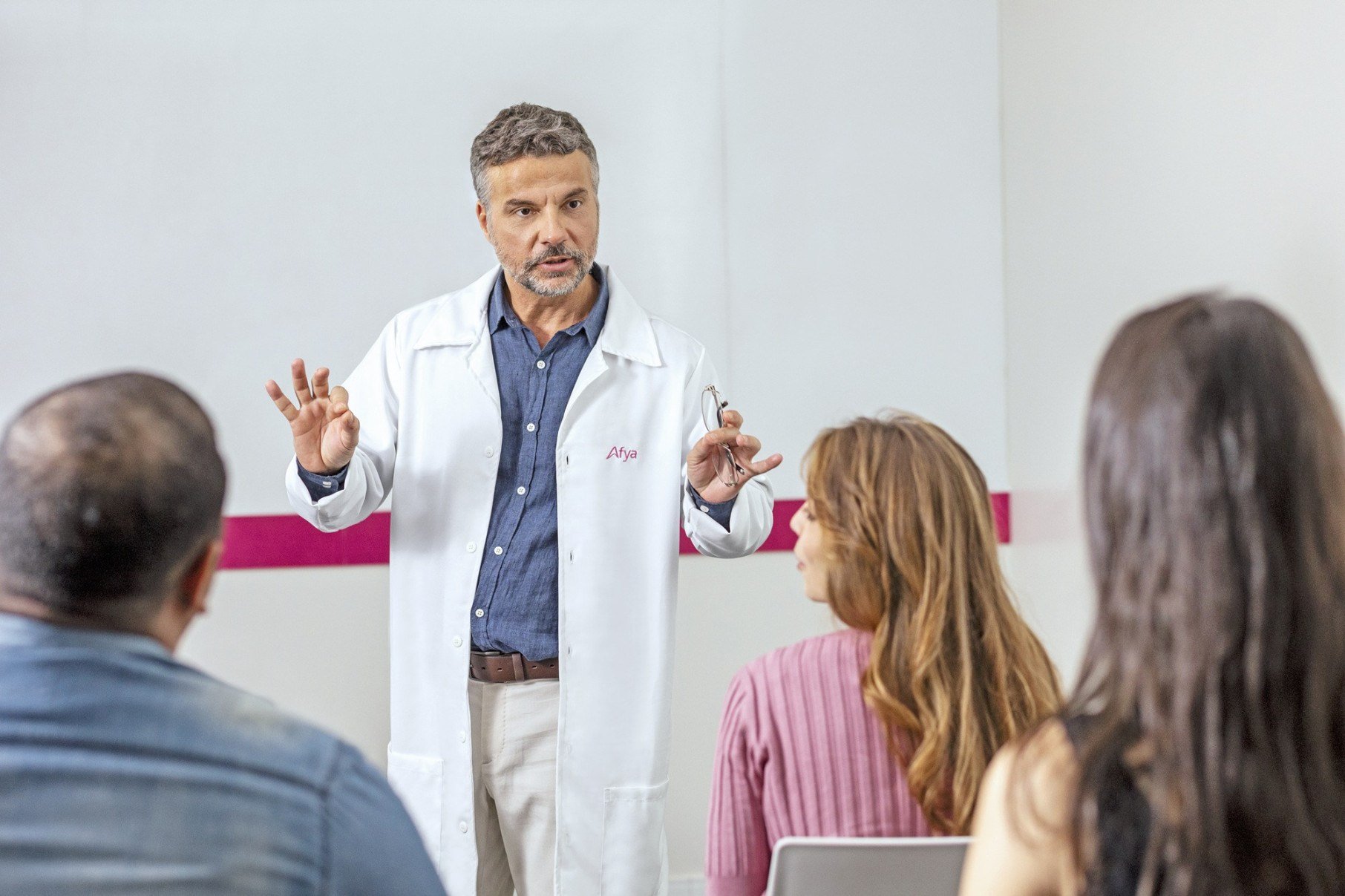 Formação em medicina abre espaço para múltiplas carreiras - DINO