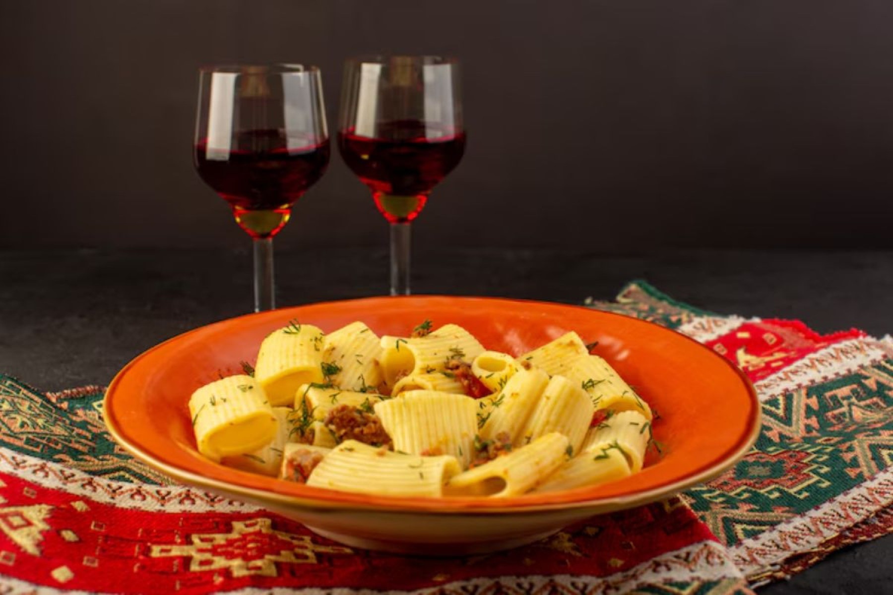Harmonizar vinho com massas italianas é uma arte simples que valoriza qualquer refeição