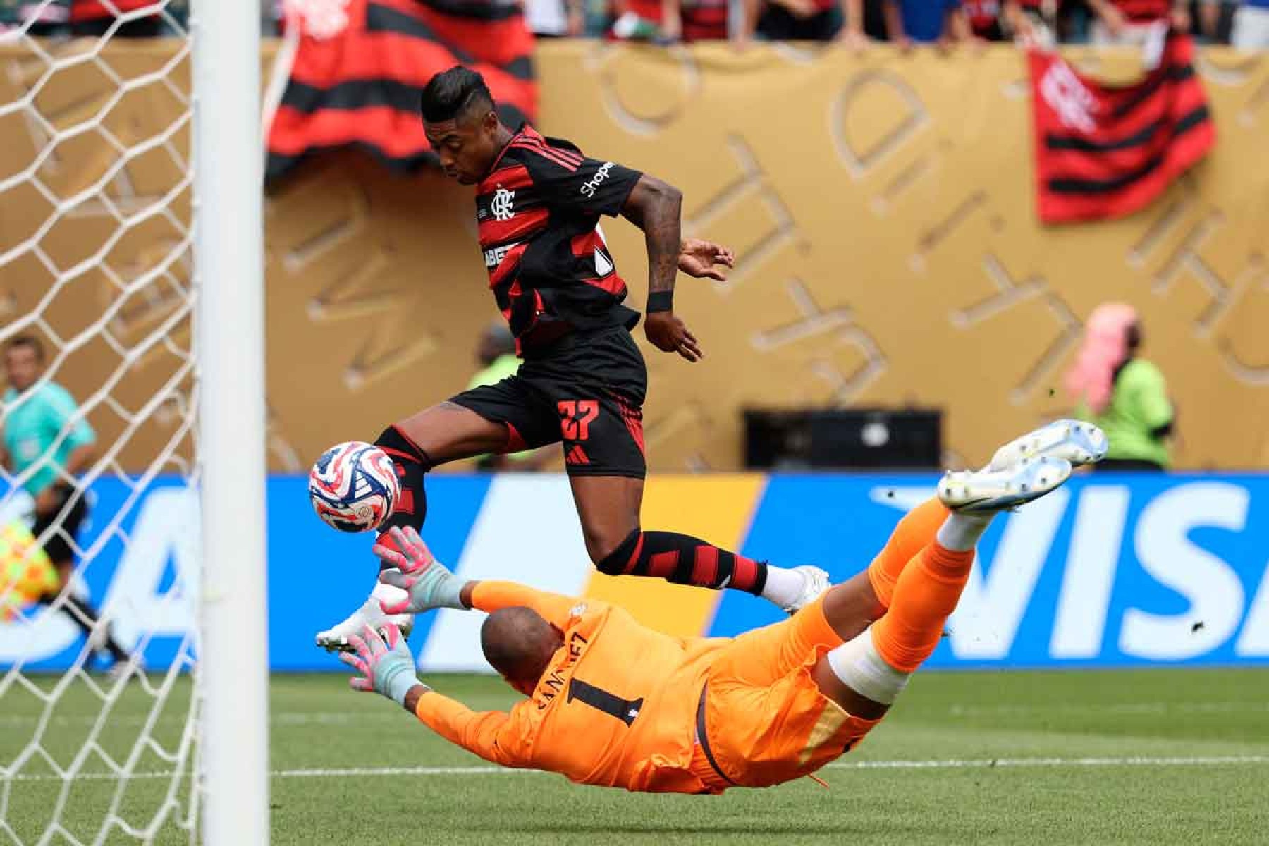 Maior rival do Atlético na disputa do Mundial de Clubes, o Flamengo, de Bruno Henrique, venceu o Chelsea por 3 a 1 na fase de grupos e terminou em primeiro lugar no seu grupo - (crédito: Frank Fife/AFP) Maior rival do Atlético na disputa do Mundial de Clubes, o Flamengo, de Bruno Henrique, venceu o Chelsea por 3 a 1 na fase de grupos e terminou em primeiro lugar no seu grupo - (crédito: Frank Fife/AFP)