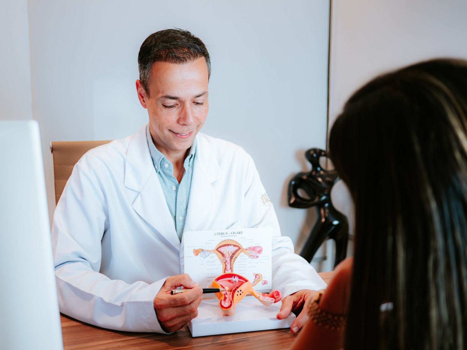 Dr. Wilson destaca os benefícios da abordagem robótica: incisões menores, menos sangramento e preservação da fertilidade, especialmente em mulheres que desejam engravidar.
 -  (crédito: Reprodução Instagram)