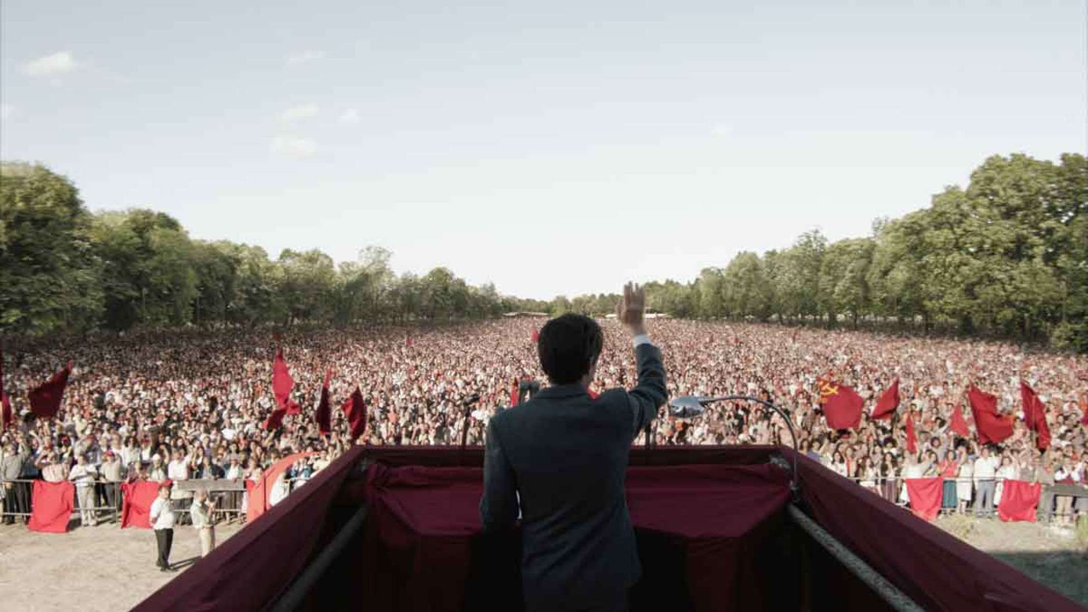 Político está de costas e acena para multidão no filme A grande ambição