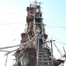 Torre construída por chinês é comparada a filme e se transforma em atração turística - Reprodução/YouTube AFP