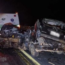 Batida entre carro e caminhão deixa dois mortos na BR-135, em Minas - PMMG