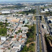 Cidades avançam sobre rodovias: como motoristas e pedestres pagam por isso