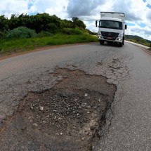 buracos na pista têm grande participação nos quase 2.500 pontos críticos identificados na pesquisa CNT, que contribuem para acidentes  -  (crédito: Leandro Couri/EM/D.A Press – 7/3/2024)