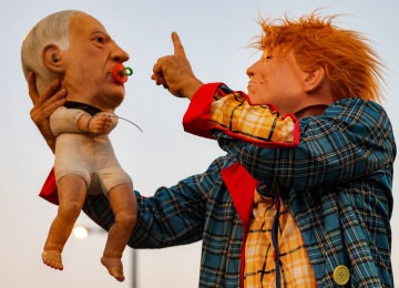  Em Telavive, manifestante com máscara do rosto do presidente dos EUA, Donald Trump, segura boneco de bebê representando o primeiro-ministro israelense Benjamin Netanyahu  -  (crédito: Jack Guez/AFP)