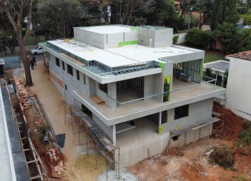 Casa em construção com uso de Light Steel Frame, na Pampulha, em BH, tem custo 21% mais baixo do que se fosse em alvenaria -  (crédito: ACERVO METAL LIGHT)