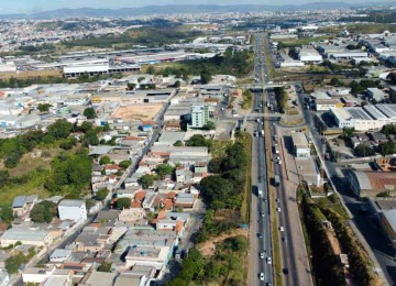 E a cidade abraçou a estrada: vista aérea da região do Bairro Novo Boa Vista, em Contagem, com a BR-040 cercada de casas e indústrias  -  (crédito: Leandro Couri/EM/D.A Press)