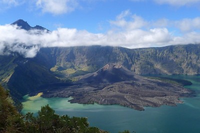 Mais um acidente ocorreu no Monte Rinjani, na Indonésia, onde a brasileira Juliana Marins morreu após uma queda no penhasco. Desta vez, um turista malaio ficou ferido após cair cerca de 200 metros  A informação foi confirmada pela administração do parque em Lombok.  -  (crédito: Toni Wöhrl and Sang Cai - wikimedia commons)