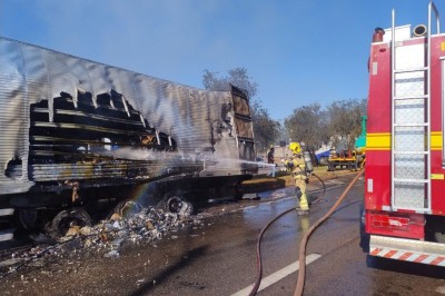 Equipe do Corpo de Bombeiros ainda está no local combatendo as chamas -  (crédito: CBMMG/Divulgação)