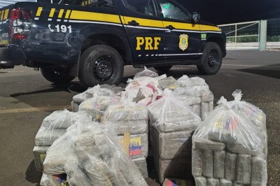 Veículo estava carregado com farelo de milho, e as drogas estavam no meio da carga -  (crédito: PRF/Divulgação)