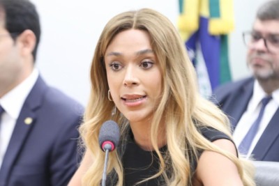 Deputada afirmou que conheceu assessores quando eles eram maquiadores, mas que agora exercem atividades ligadas ao seu mandato -  (crédito: Kayo Magalhães / Câmara dos Deputados)