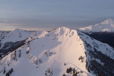 Localizada no estado de Washington, nos Estados Unidos, a Crystal Mountain (ou "Montanha de Cristal", em português) é uma das maiores e mais populares áreas de esqui do noroeste do país.  -  (crédito: Reprodução/YouTube)
