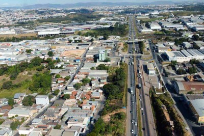 E a cidade abraçou a estrada: vista aérea da região do Bairro Novo Boa Vista, em Contagem, com a BR-040 cercada de casas e indústrias  -  (crédito: Leandro Couri/EM/D.A Press)