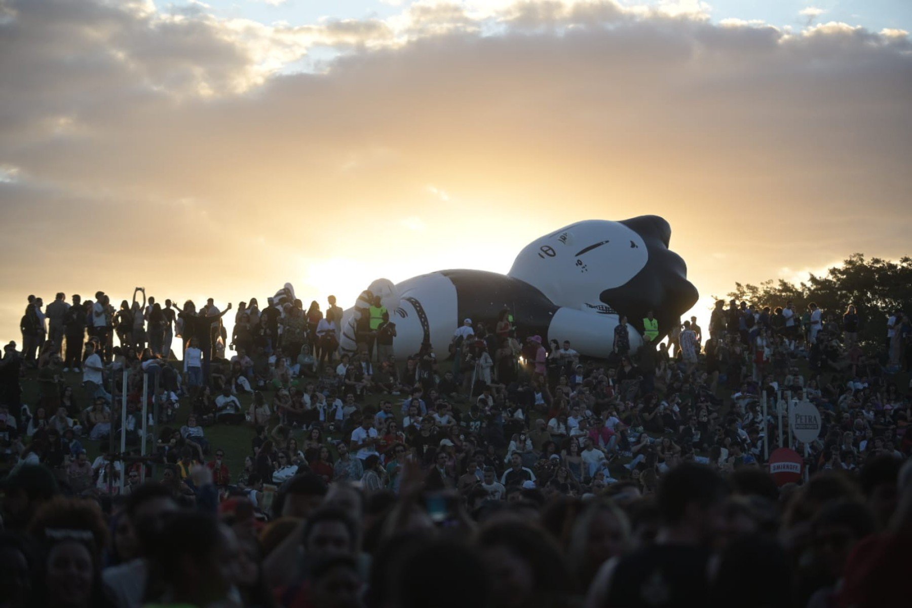 Enorme boneco deitado na grama do Parque Ecológico da Pampulha, no Festival Sensacional