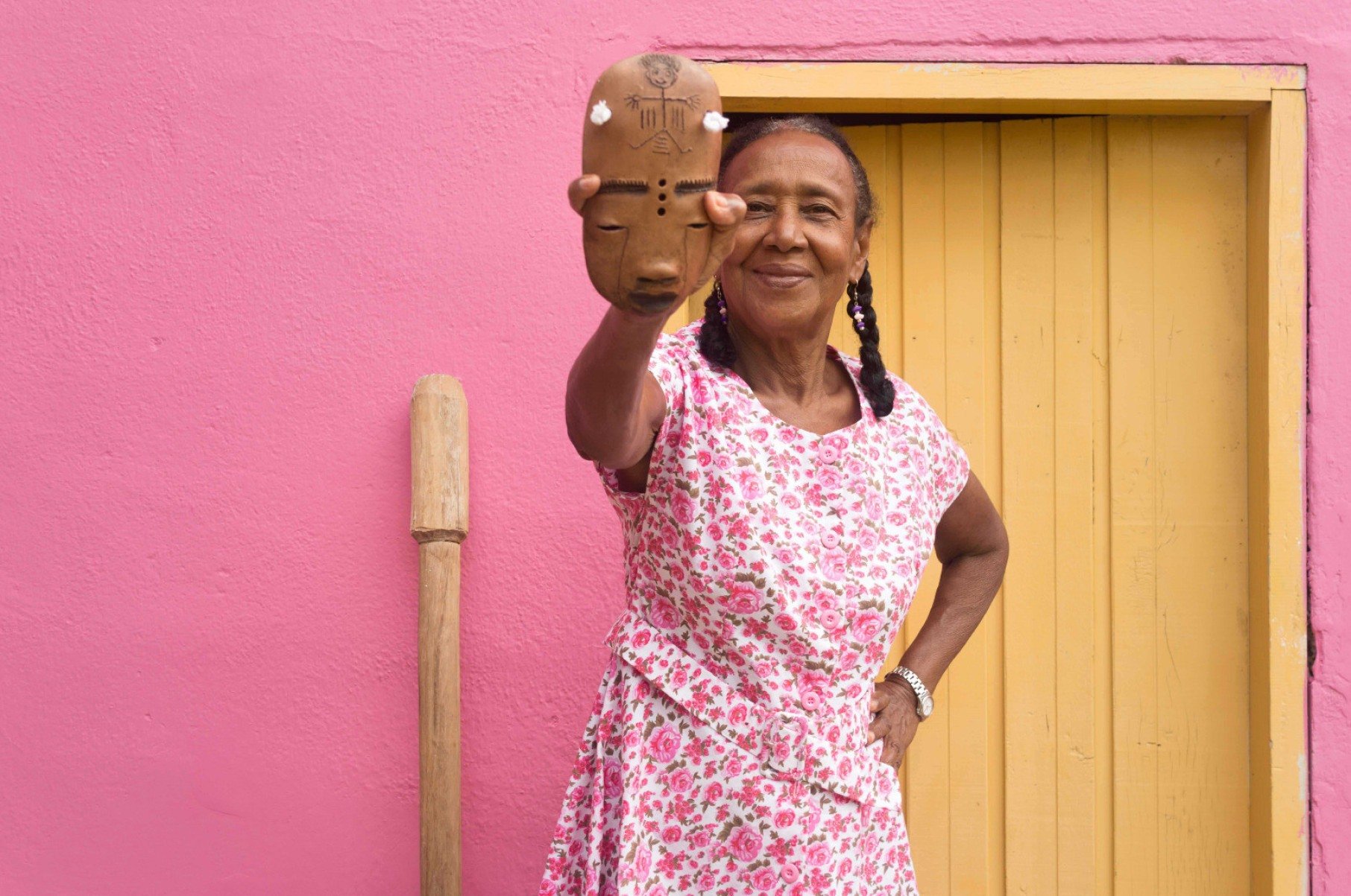 A mineira Maria Lira, artista plástica do Vale do Jequitinhonha, exibe máscara de cerâmica para a câmera