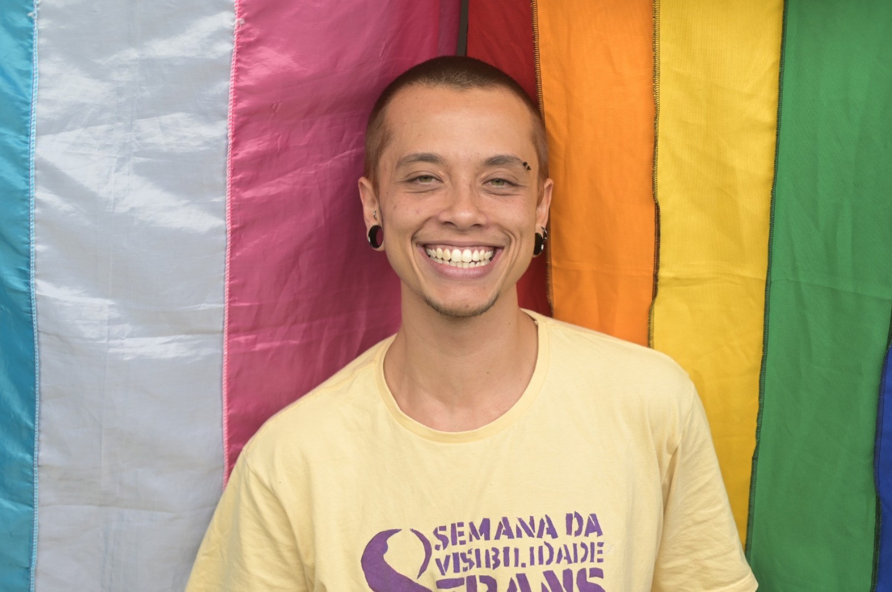 Gab Lamounier, psicólogo, ativista e pessoa não binária, nas instalações do Centro de Convivência LGBTQIAPN+ Akasulo