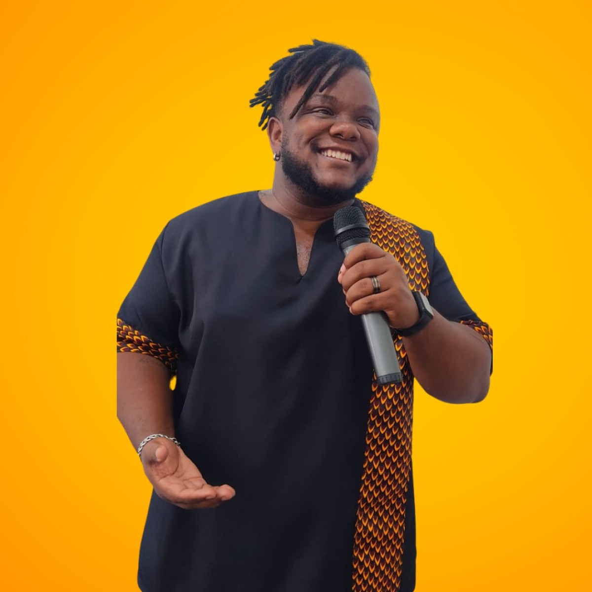 Arthur Bugre, homem trans, jornalista e palestrante de diversidade