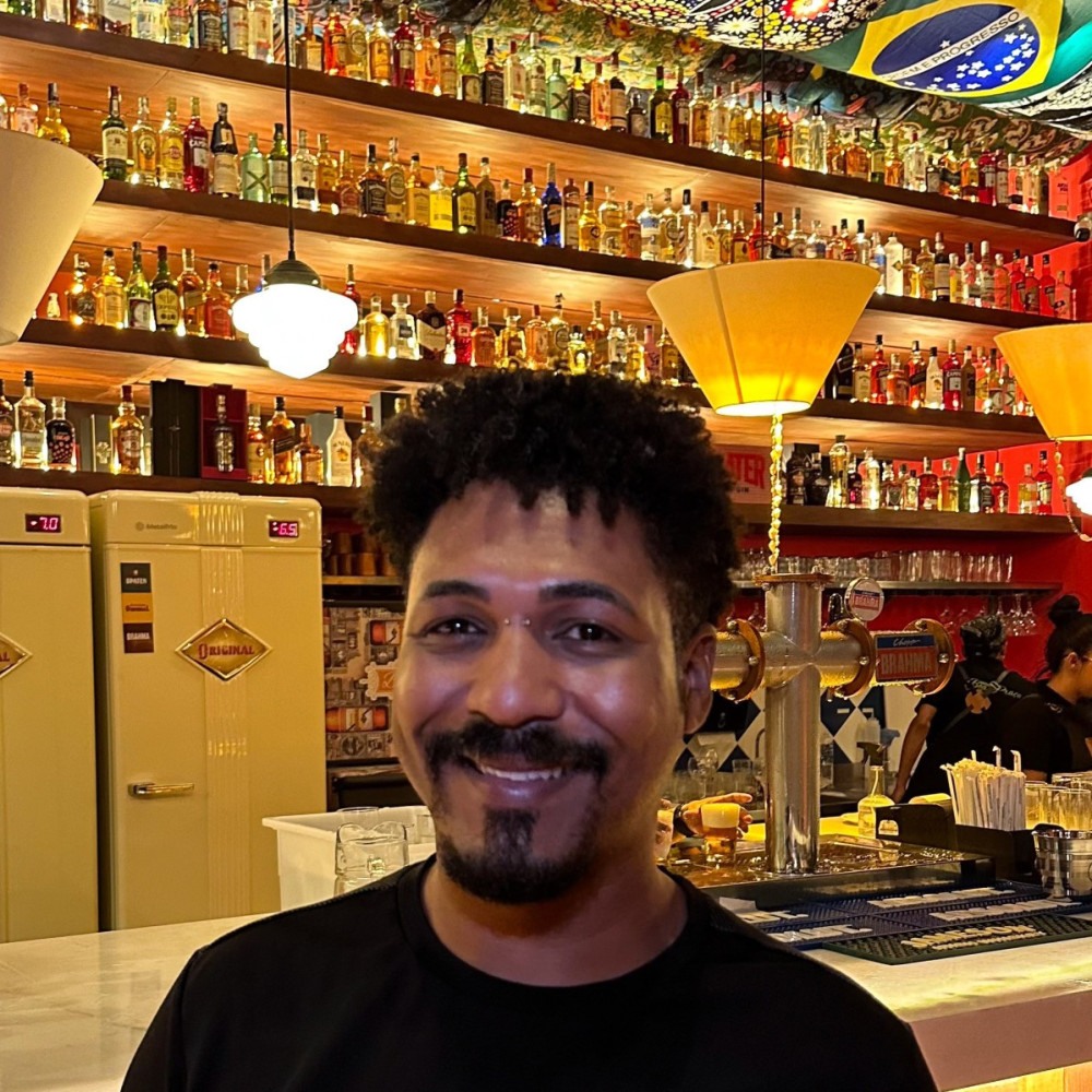 Johny Mendonça é mixologista do bar Tatu Bola e cria drinques sem álcool      