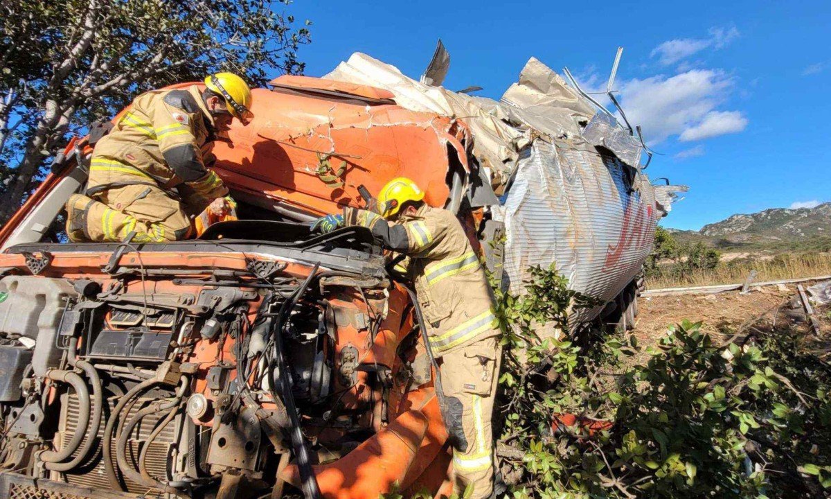Uma equipe do Corpo de Bombeiros de Salinas precisou fazer a retirada do motorista da carreta, que ficou preso às ferragens  -  (crédito: CBMMG/Divulgação)