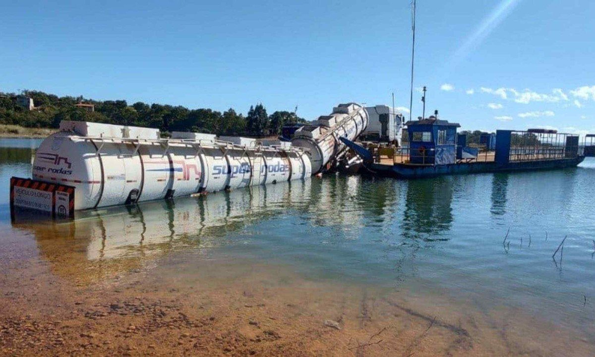 Durante manobra de embarque, bitrem contendo etanol caiu em represa em Morada Nova de Minas -  (crédito: Divulgação/CBMMG)