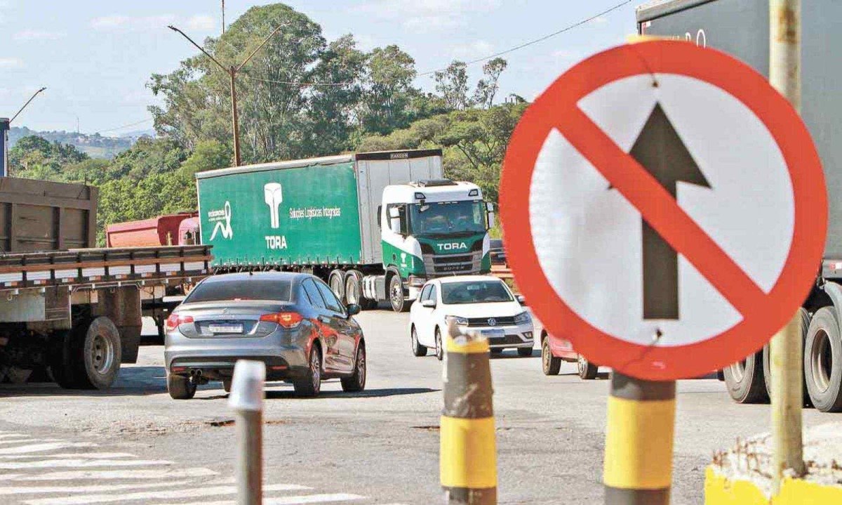 Em meio ao Tráfego confuso, carro percorre trecho na contramão na saída de posto de combustíveis na BR-381 em Igarapé, na Grande BH