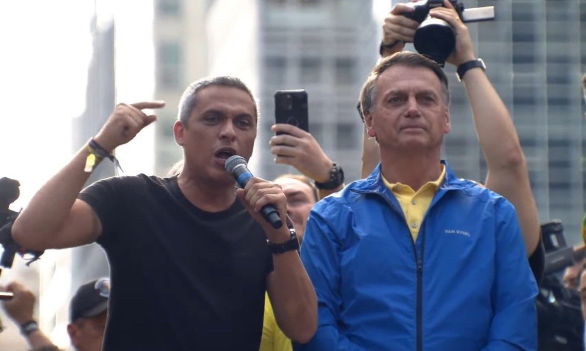 Deputado federal Gustavo Gayer, que é dono de uma escola de idiomas em Goiânia, falou em inglês, tentando internacionalizar a mensagem do evento do ex-presidente Jair Bolsonaro -  (crédito: Reprodução/Redes Sociais)