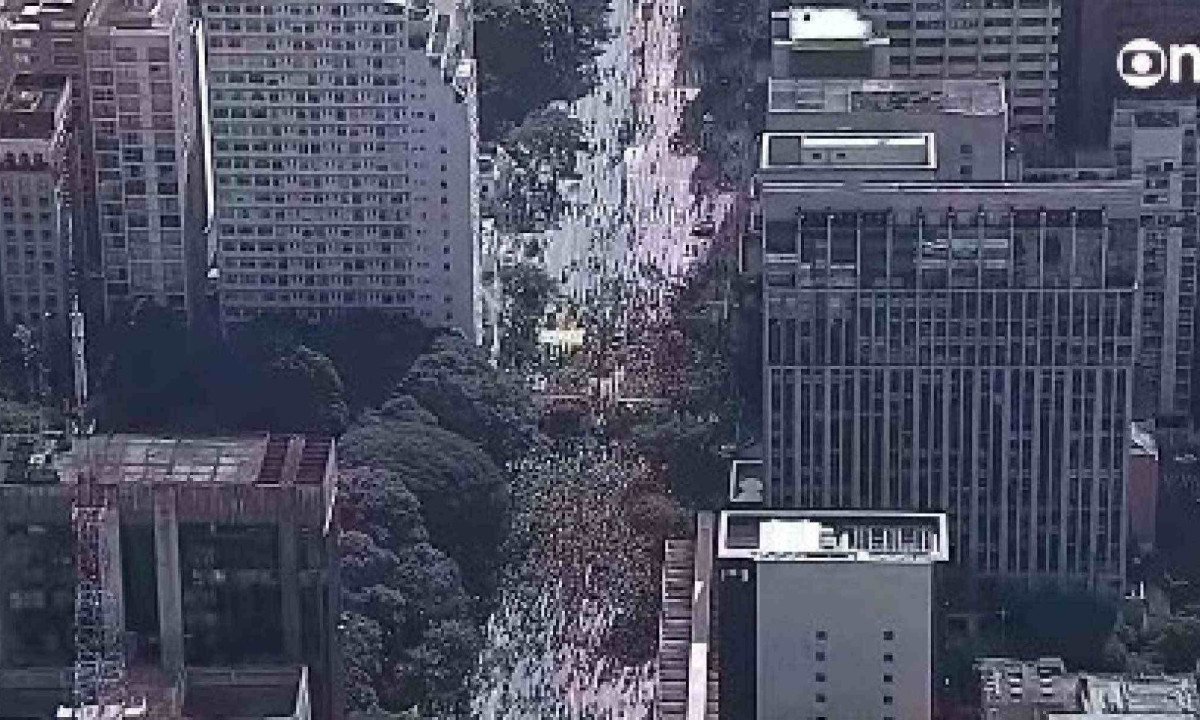 Imagens foram capturadas as 14h30, cerca de 30 minutos depois que discursos já haviam começado -  (crédito: Reprodução/GloboNews)
