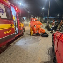 MG: motorista avança sinal, bate em moto e deixa mulher com fratura exposta - CBMMG/Divulgação 