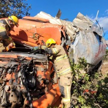 Batida entre carreta e caminhão deixa um morto na BR-251 - CBMMG/Divulgação